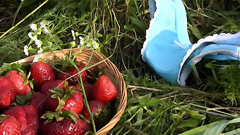 Erdbeerduft Liebesspiel Zwischen Zwei Mädels