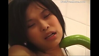 Sensual Sesión En Solitario De Emma Con Un Pepino Fresco