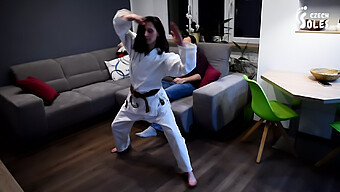 Karateka Domine Avec Un Fétichisme De L'Étouffement Des Pieds