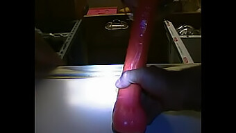 Intense Deepthroat Actie Met Een Dildo