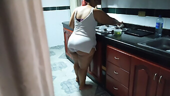 Wanita Dewasa Dan Cantik Mendapatkan Handjob Dari Teman Putranya Sambil Membersihkan Dapur.